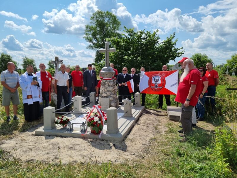 XI Wołyński Rajd Motocyklowy. Poświęcenie grobu policjanta Franciszka Kaszuby w Stojanowie. Źródło: WRM