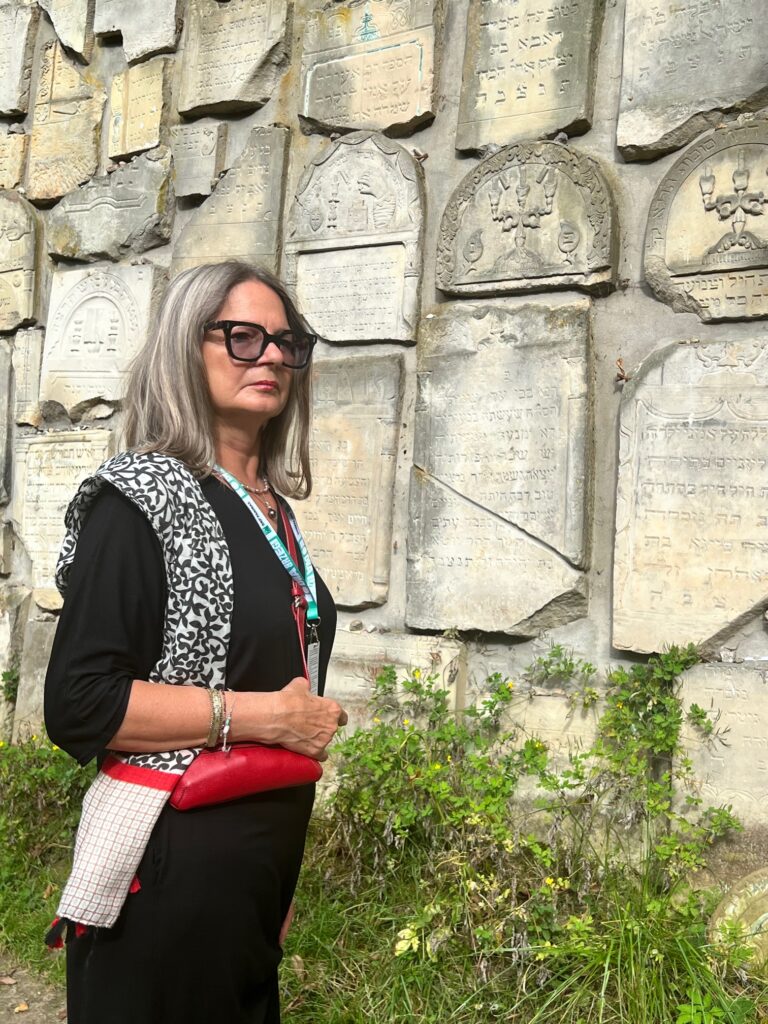 Pisarka Agata Tuszyńska na kirkucie w Czerniawch. Fot. Archiwum prywatne Pisarki