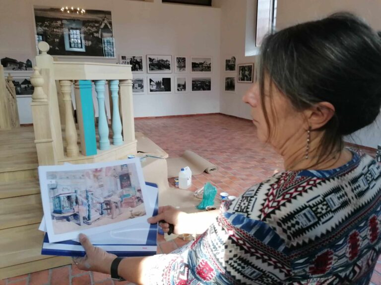 Małgorzata Podgórska - Makal podczas rekonstrukcji kolorystyki bimy w kazimierskiej synagodze