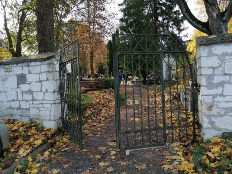 Cmentarz św. Jana w Kazimierzu. Brama - dawna brama do ogrodu Stanisława Lichtsona w roli bramy cmentarnej